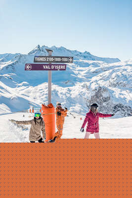 Skieurs choisissant leur chemin sur les pistes de Tignes